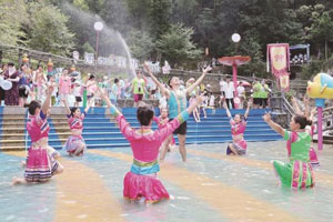 华安坪水：泼水节清凉登场